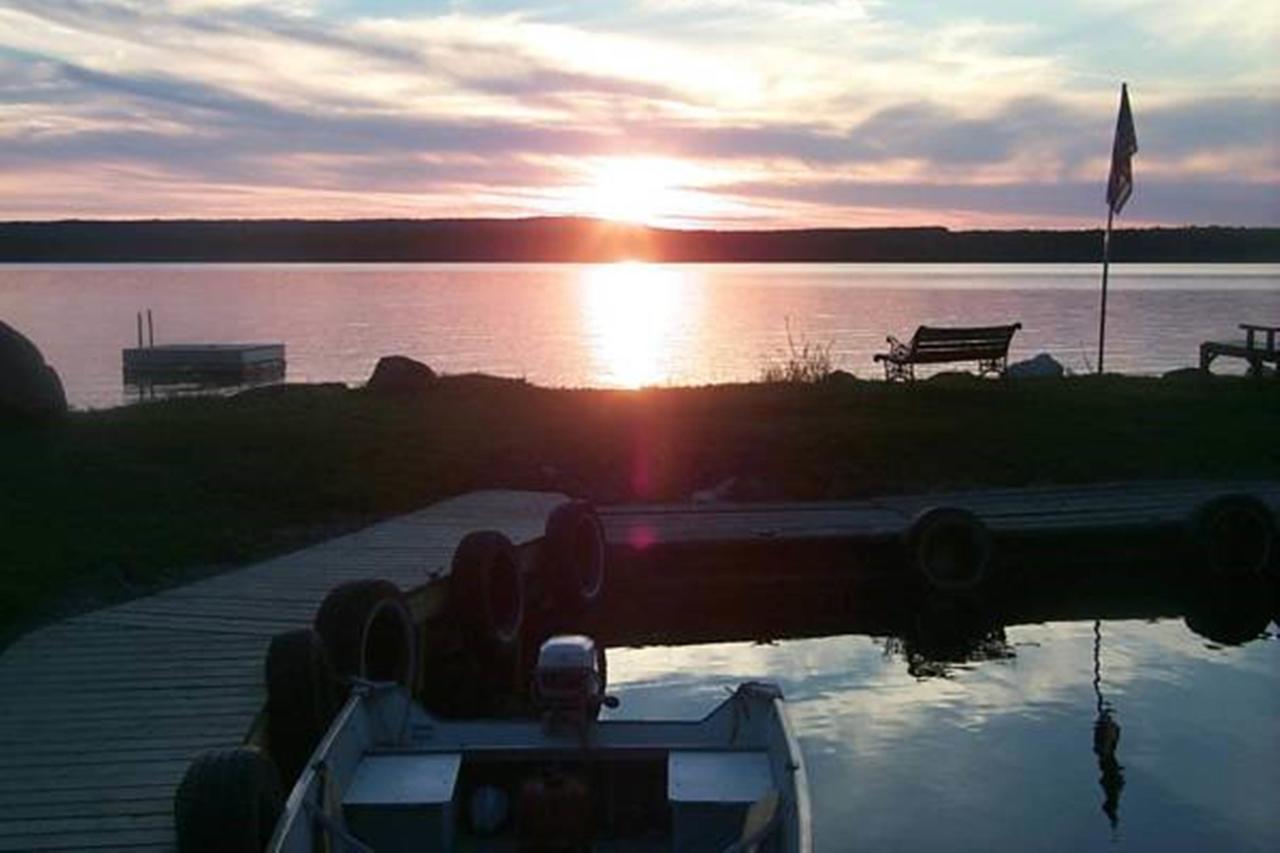 Wee Point Resort Manitowaning Exteriör bild