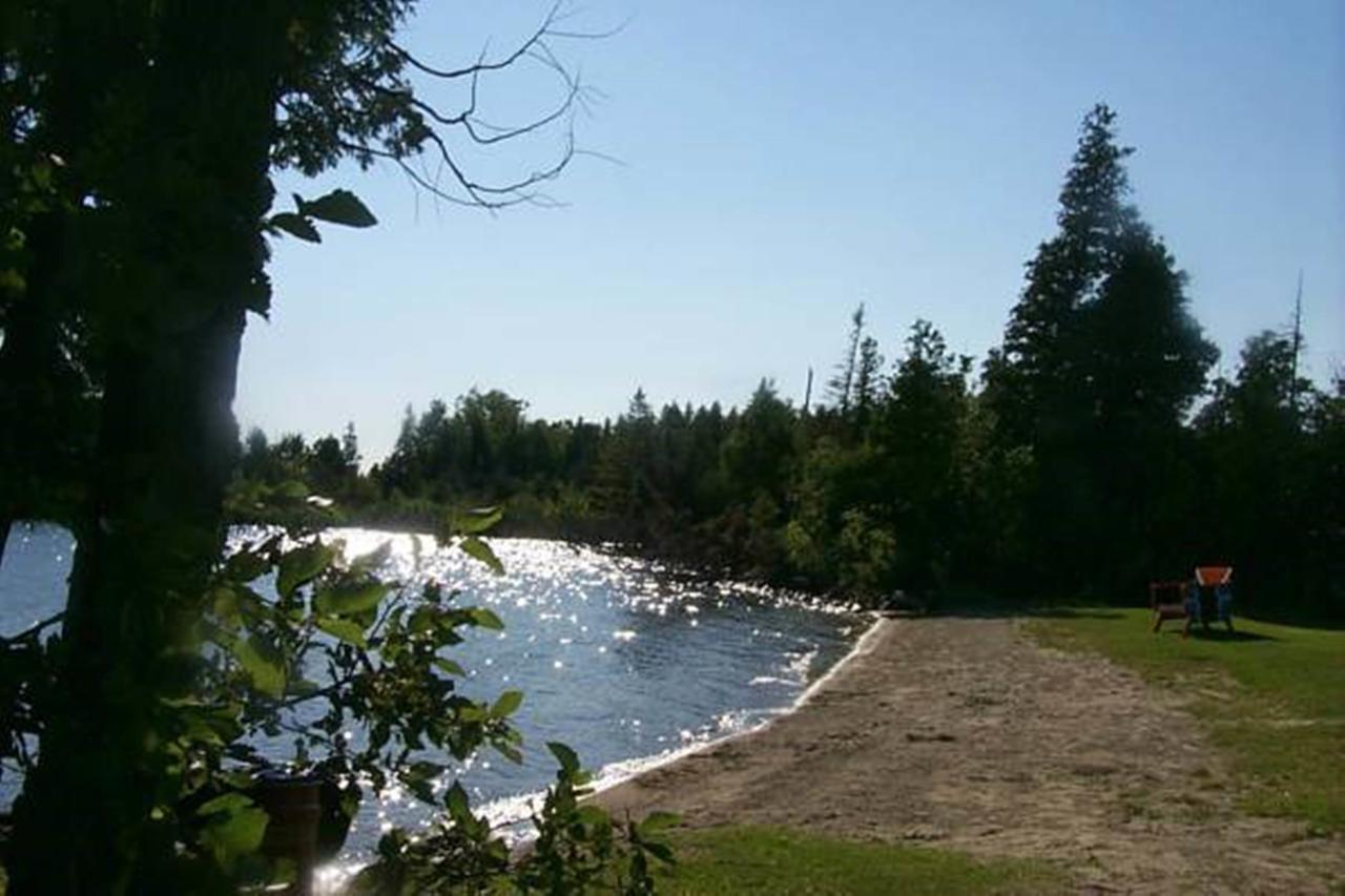 Wee Point Resort Manitowaning Exteriör bild